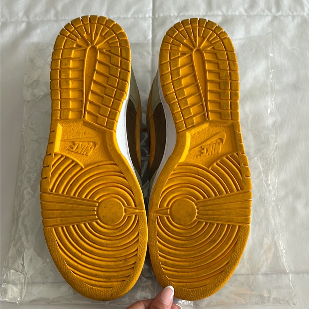 Nike Men's Green and Orange Sneakers - Picture 6 of 7